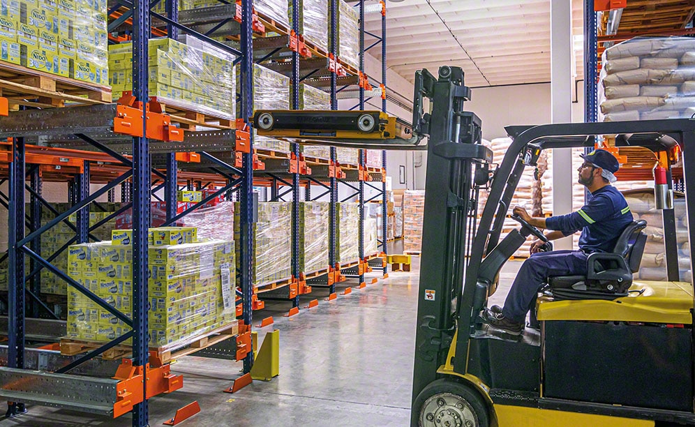 The Nestlé motorised shuttle inserts and removes pallets from their slots The Nestlé motorised shuttle inserts and removes pallets from their slots