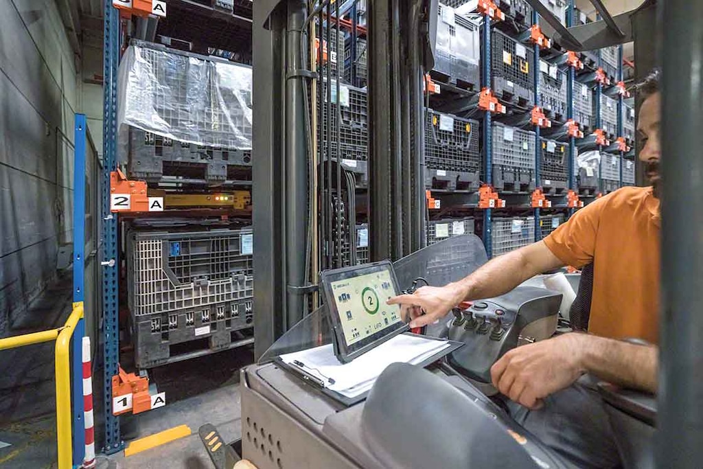The Pallet Shuttle assists the operator with load extraction tasks, automating part of the process The Pallet Shuttle assists the operator with load extraction tasks, automating part of the process