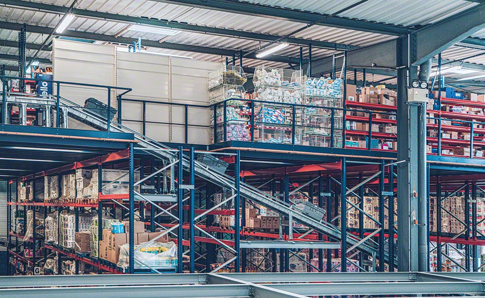 The mezzanine floor optimises the warehouse surface area The mezzanine floor optimises the warehouse surface area