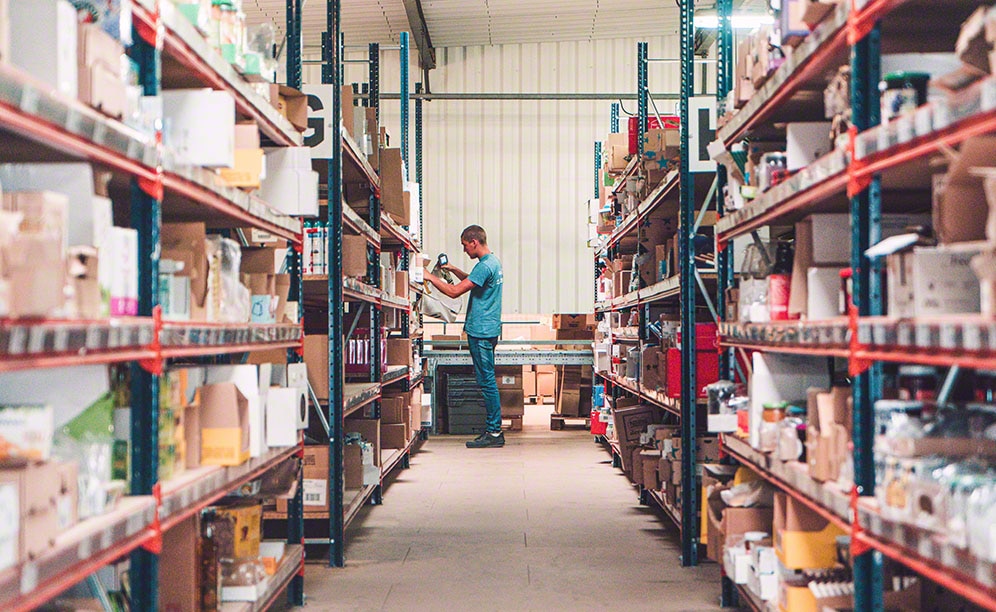 The racks provide direct access to the goods The racks provide direct access to the goods