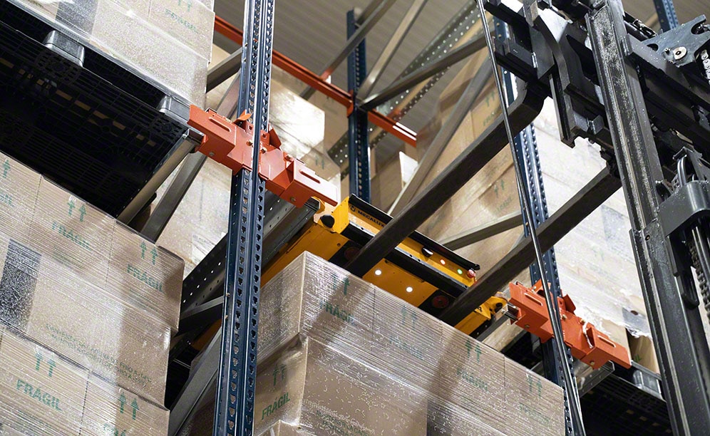 Easy WMS organises the goods according to their characteristics and turnover Easy WMS organises the goods according to their characteristics and turnover