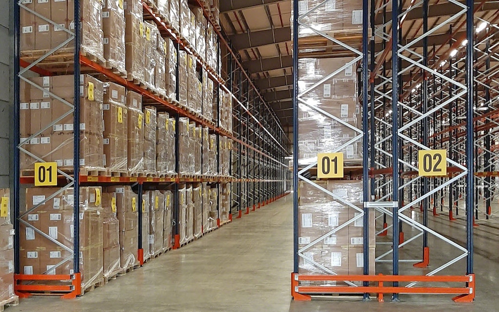 Eddie Stobart warehouse with aisles measuring up to 118 m long