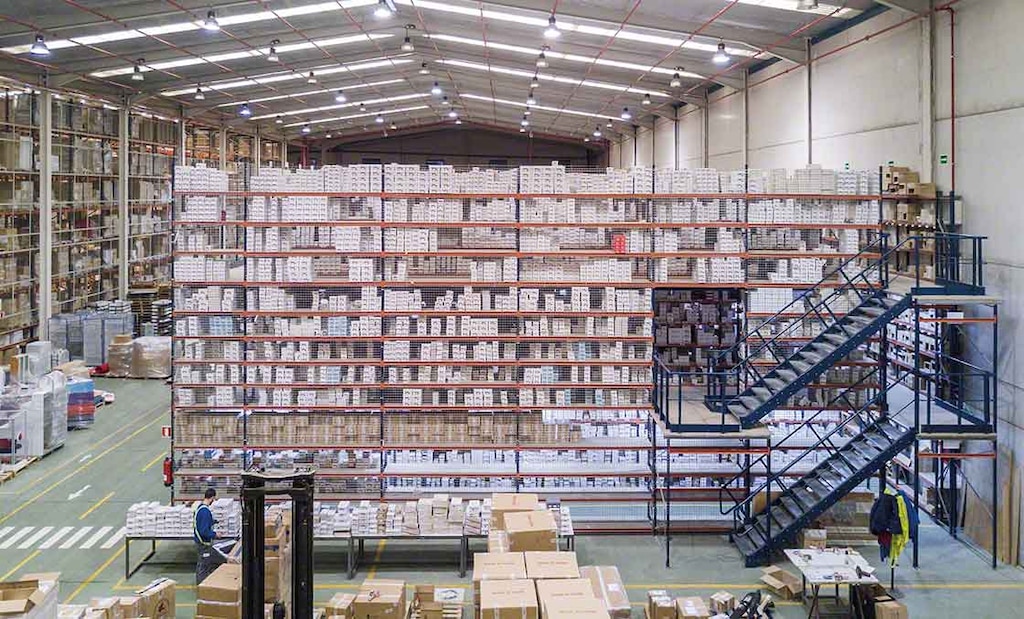 Raised walkways help to optimise space in the warehouses of logistics providers specialising in e-commerce Raised walkways help to optimise space in the warehouses of logistics providers specialising in e-commerce