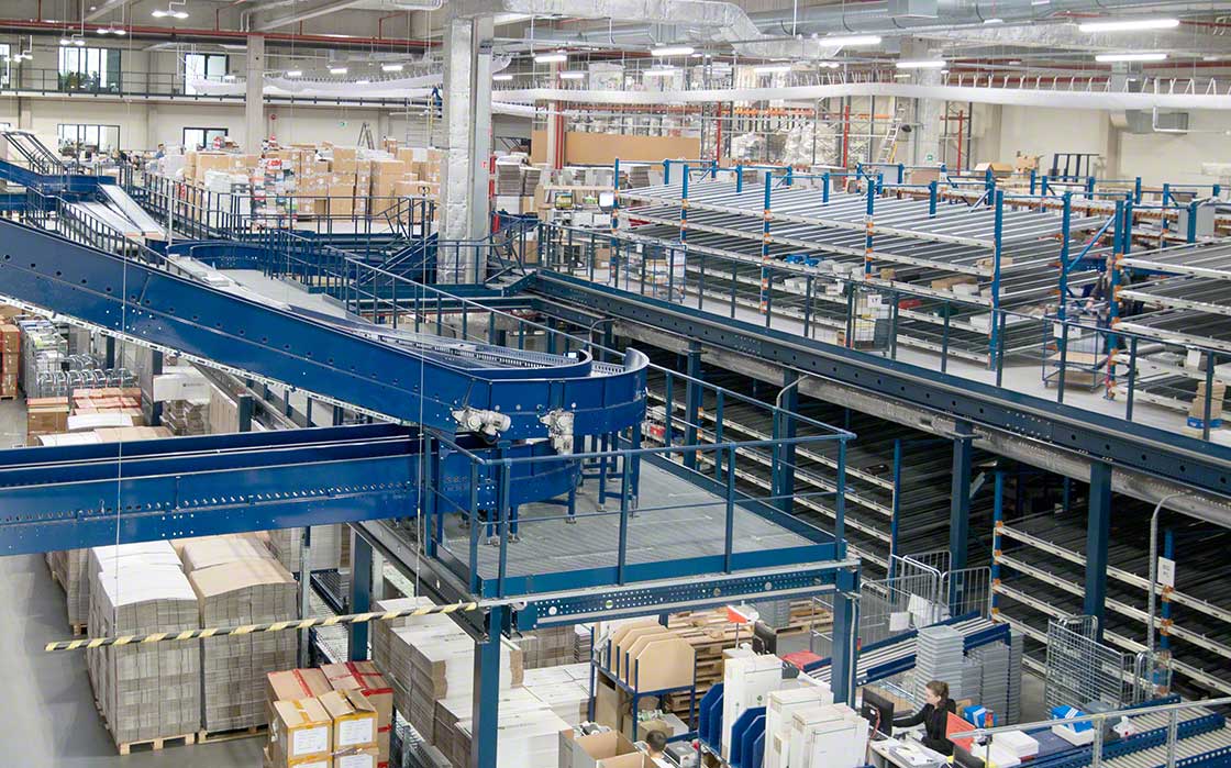 Many e-commerce warehouses implement omnichannel strategies in their processes Many e-commerce warehouses implement omnichannel strategies in their processes