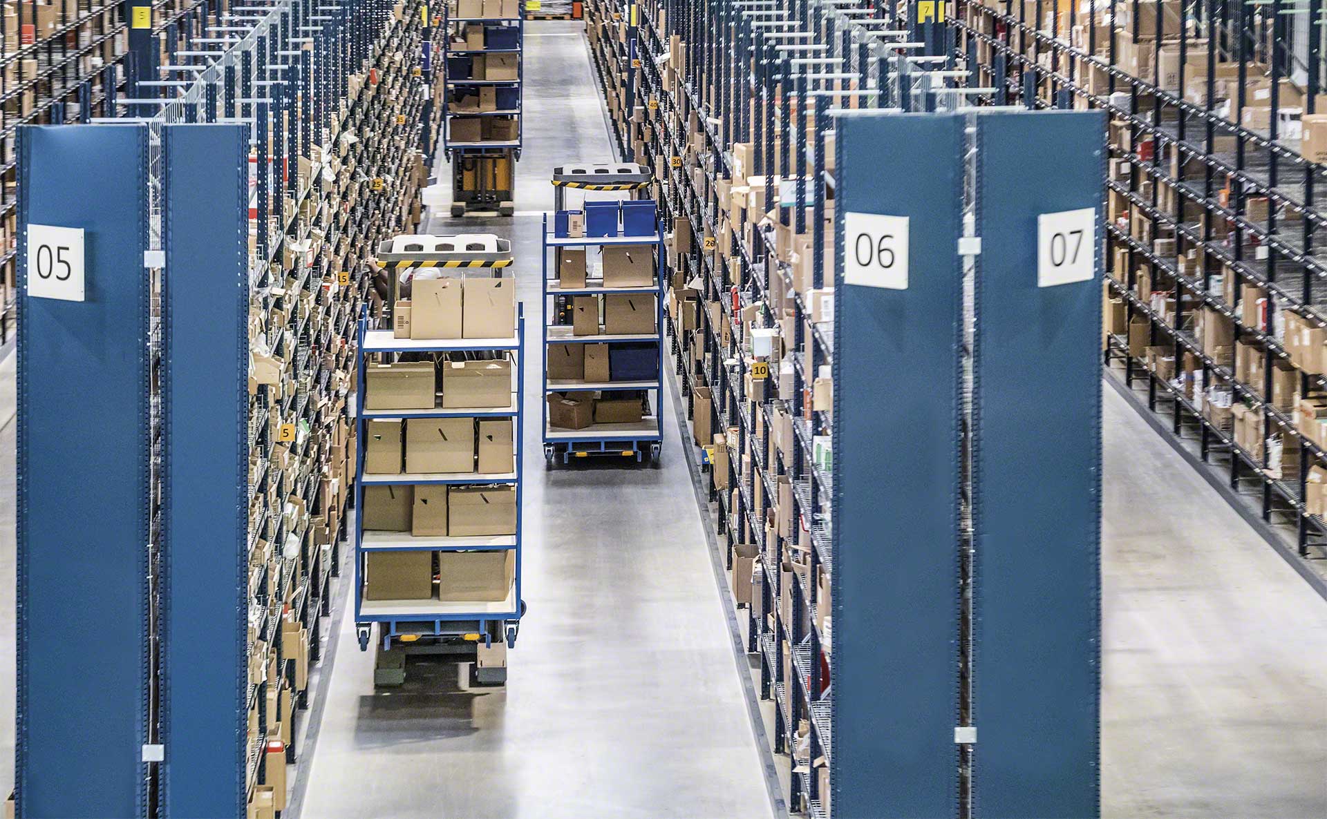 Autonomous mobile robots warehouse applications and uses