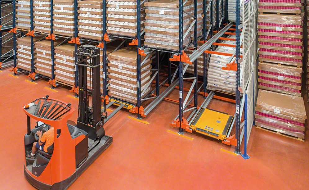 Racking with semi-automatic Pallet Shuttle system Racking with semi-automatic Pallet Shuttle system