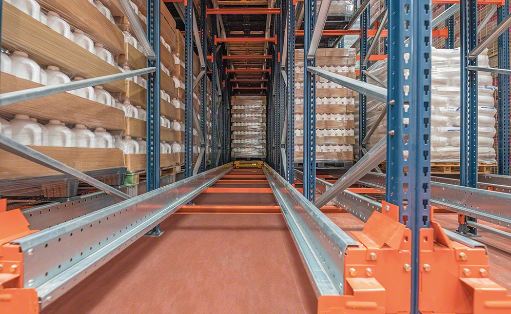Pallet Shuttle operating inside rack lanes Pallet Shuttle operating inside rack lanes