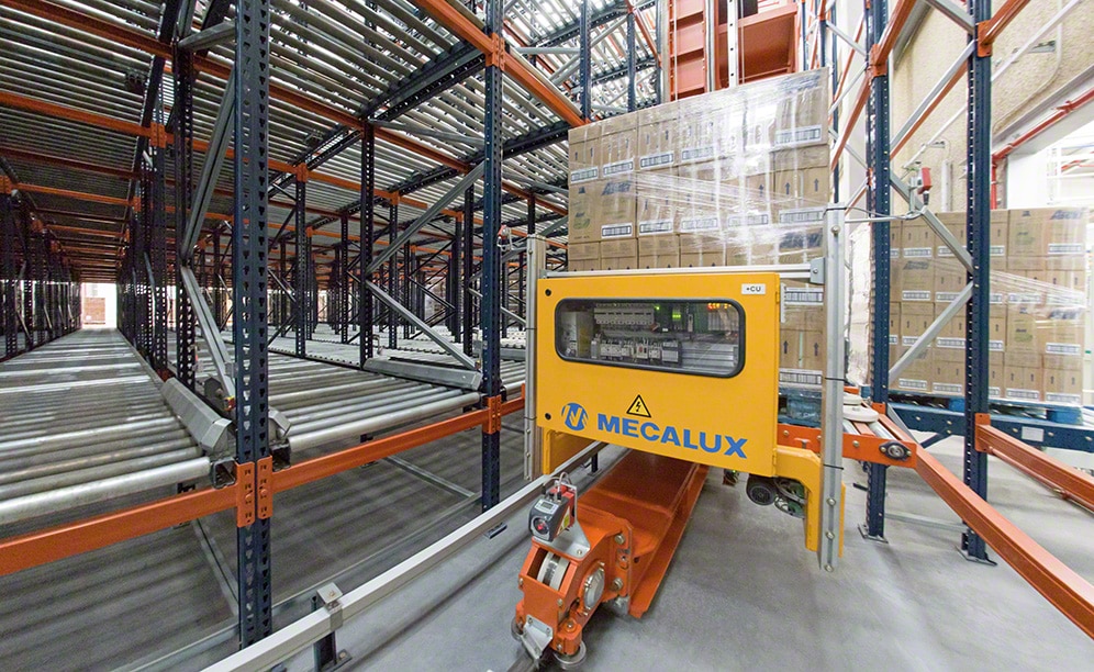 Stacker cranes insert pallets into live pallet racking Stacker cranes insert pallets into live pallet racking