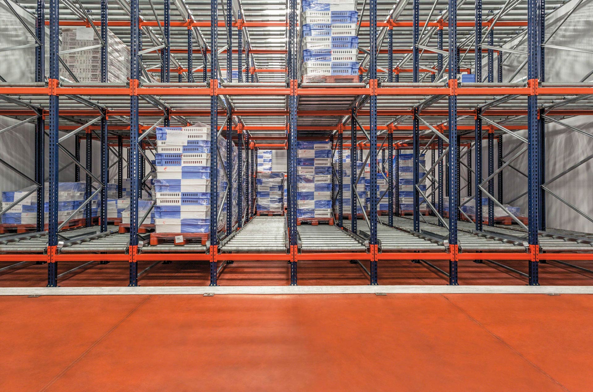 The pallet flow rack is the ideal solution for temporarily storing goods between two working areas