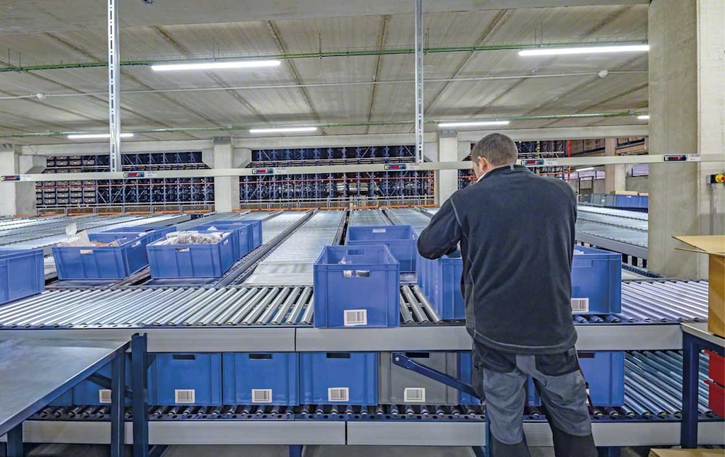 Motorised roller conveyors for boxes can serve as pick tables