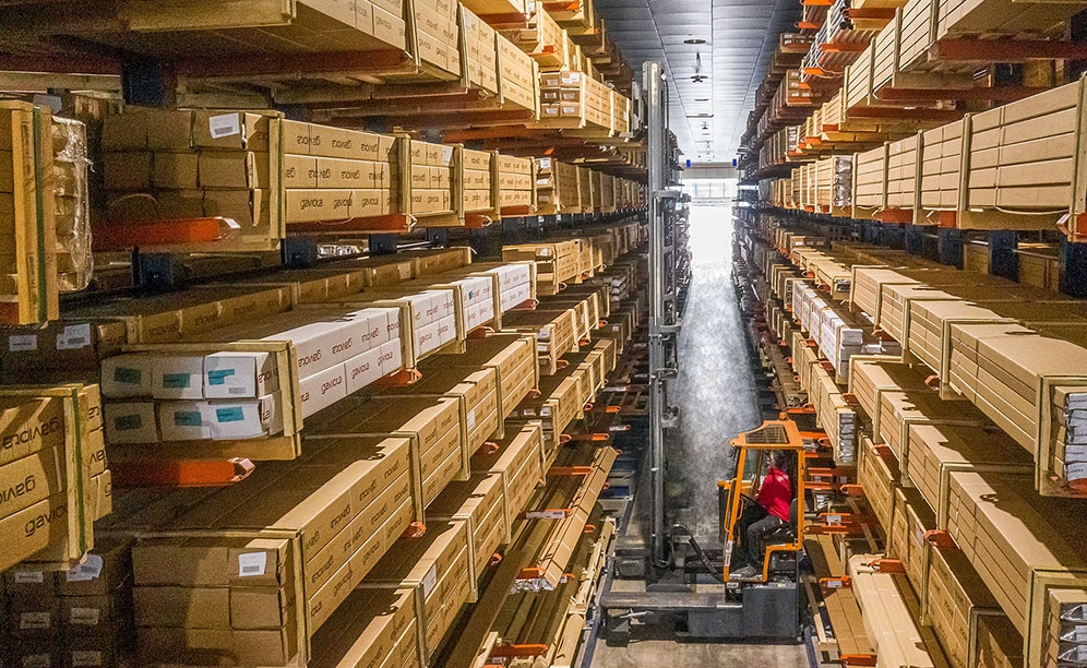 Gaviota manages pallets and 4-to-7-metre-long profiles Gaviota manages pallets and 4-to-7-metre-long profiles