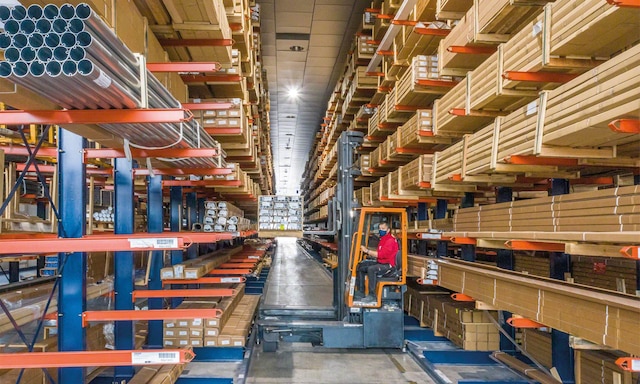 Cantilever racks in Gaviota's installation for extra-long profiles