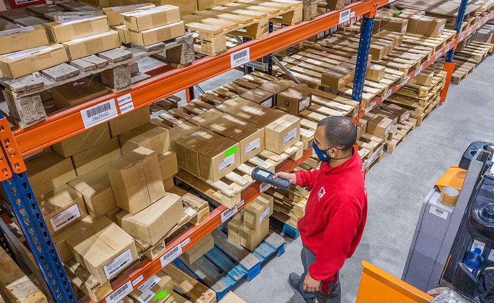 Operators walk around the Gaviota warehouse, preparing orders Operators walk around the Gaviota warehouse, preparing orders