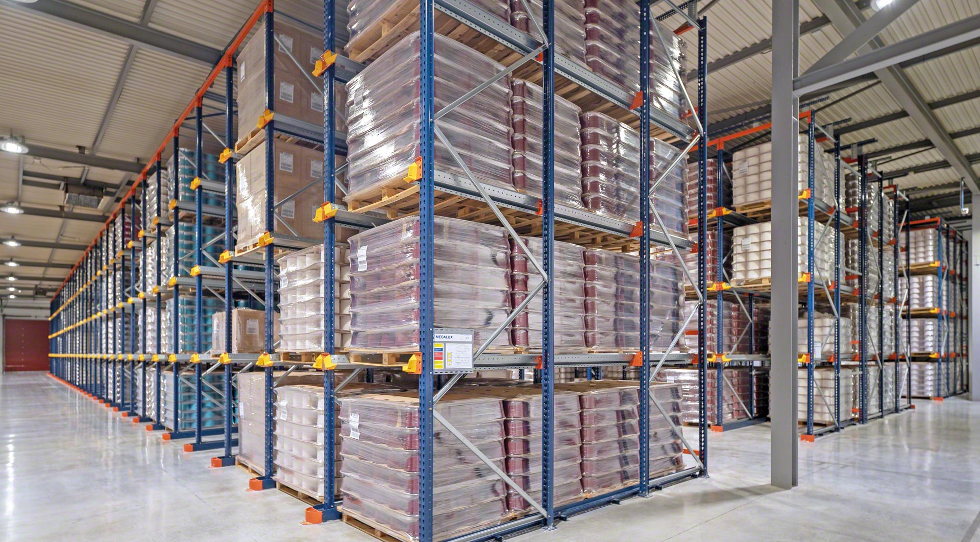 Drive-in/drive-through racking system