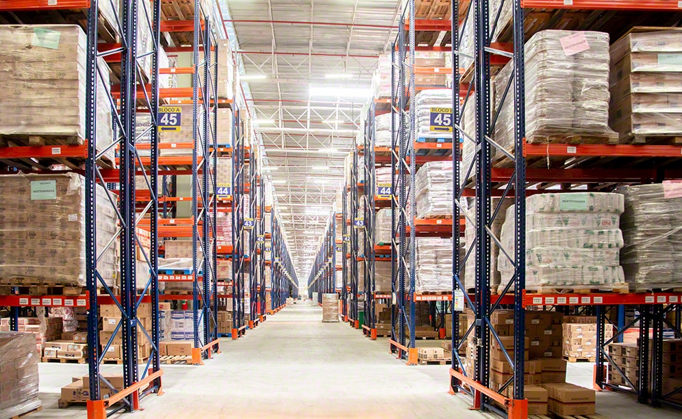 These versatile racks hold all of Atacadao's products These versatile racks hold all of Atacadao's products