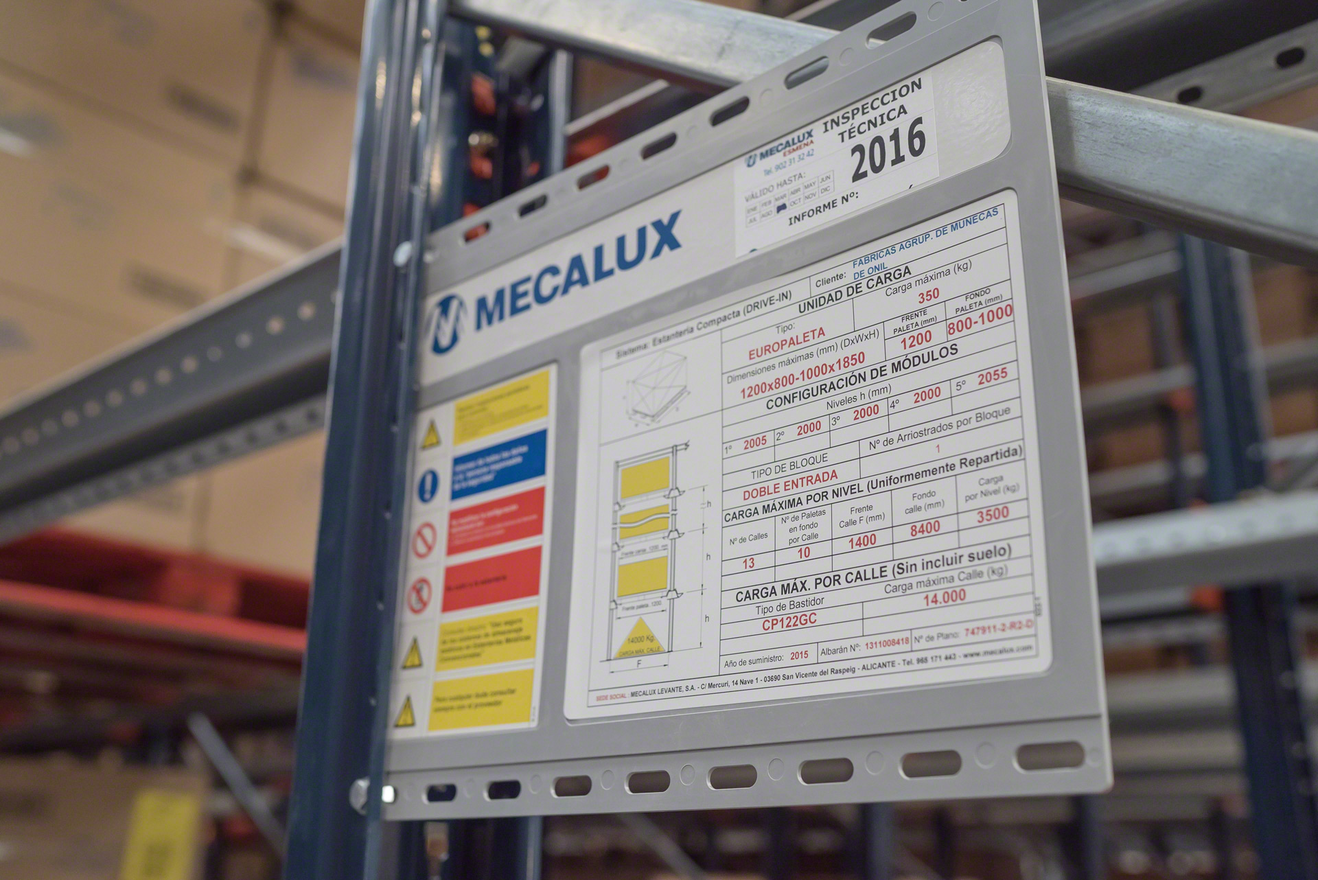 The signage plates, placed in visible areas of the drive-in pallet racking system, detail the technical characteristics of the racking
