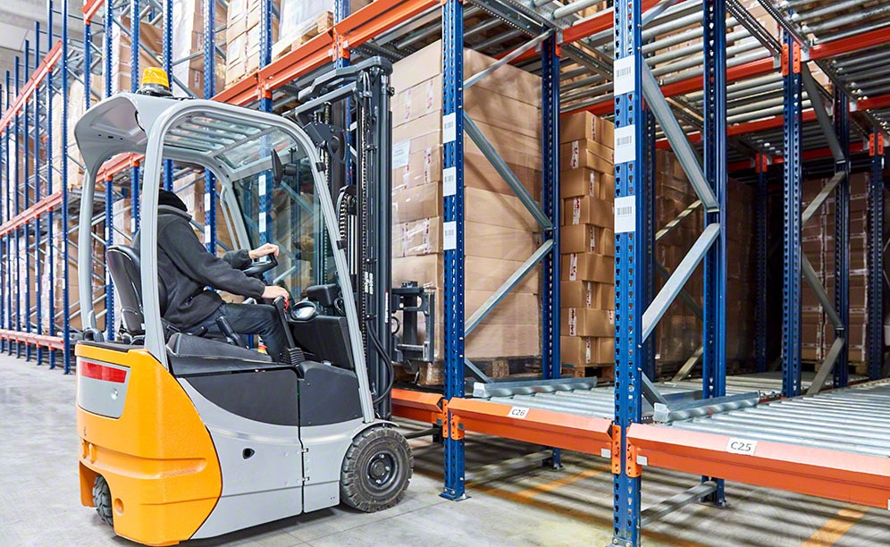 LAR distributes 250 pallets a day to its customers all over the world LAR distributes 250 pallets a day to its customers all over the world