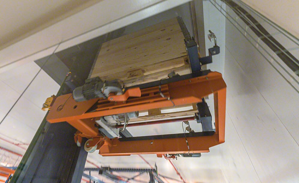 The warehouse is connected to production via a pallet lift The warehouse is connected to production via a pallet lift