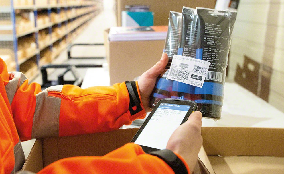 An operator identifies an item using an RF terminal An operator identifies an item using an RF terminal