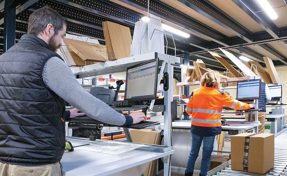 Order packaging and dispatch process at the SurDiscount warehouse Order packaging and dispatch process at the SurDiscount warehouse