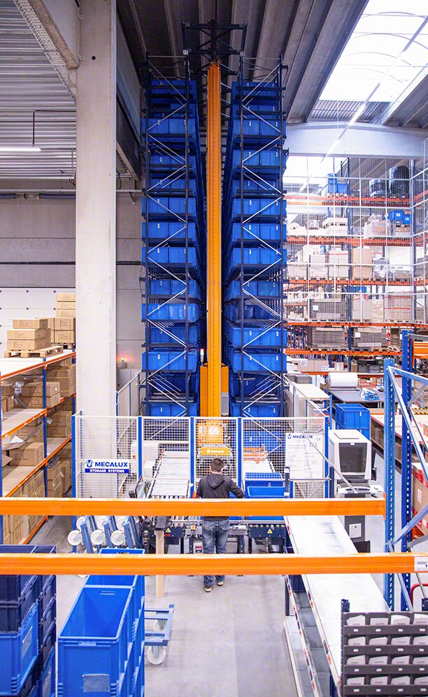 The stacker crane inserts and removes 80 boxes/hour in combined cycles