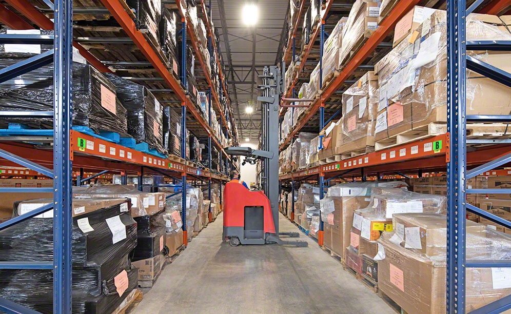 The pallet racks provide versatility and resistance The pallet racks provide versatility and resistance