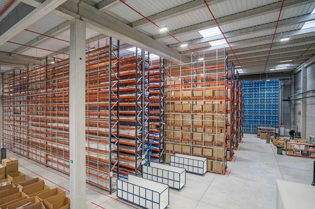 Pallet racks and an AS/RS for boxes (blue boxes) in the same facility