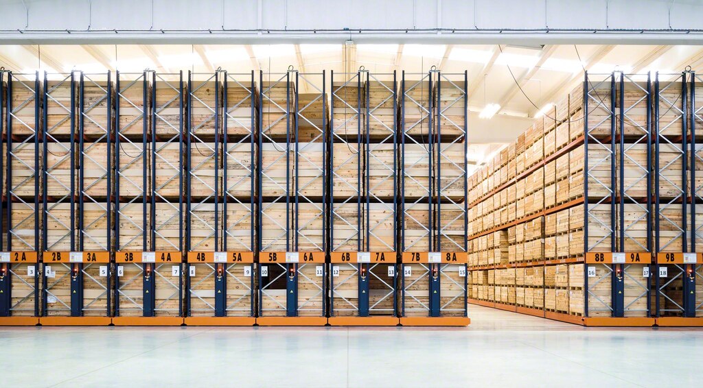 Mobile Racks (Mobile Pallet Racking System) - Mecalux.com