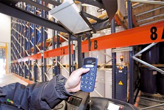 The operator gives the order to open the working aisle in the mobile racking