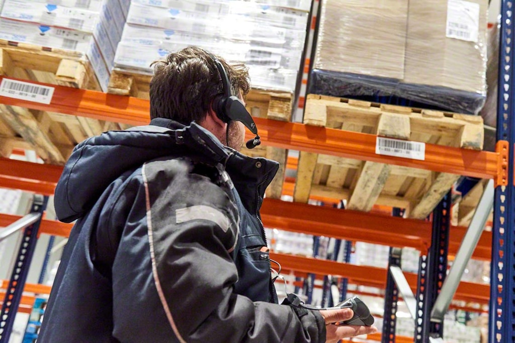 Through voice picking, operators receive verbal instructions on how to carry out tote picking
