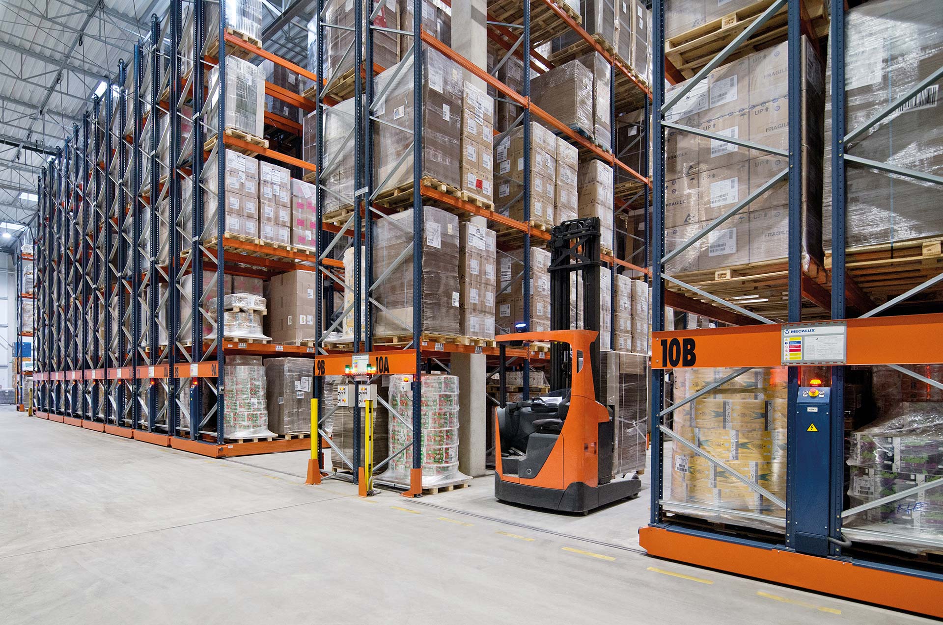 It is possible to install a static racking unit between two powered mobile racking units