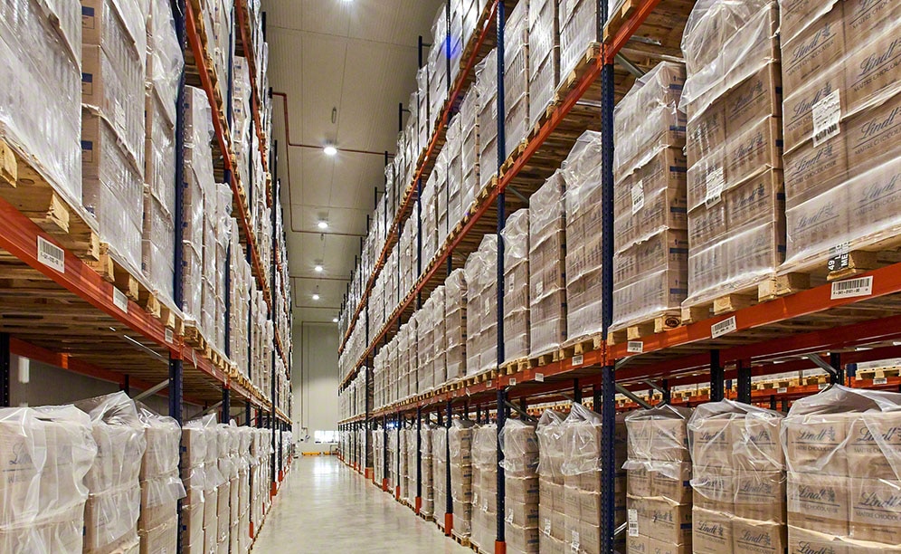 Pallet and push-back racks at the Brivio & Viganò warehouse in Italy