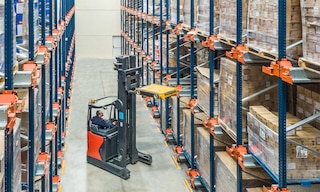 Semi-automated warehouse: technology and the human factor combined