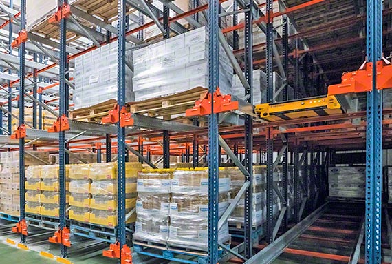 The Pallet Shuttle by Mecalux is recommended for facilities with many pallets per SKU
