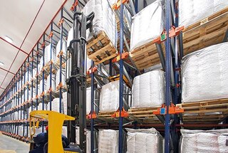 To retrieve pallets, the operation is reversed