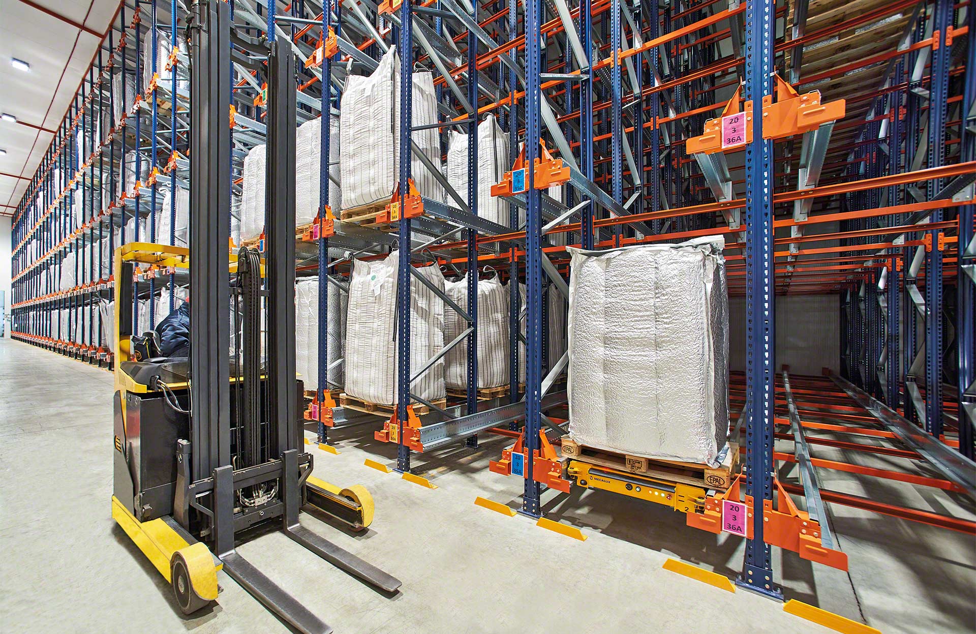 A Pallet Shuttle racking system allows for the storage of big bags