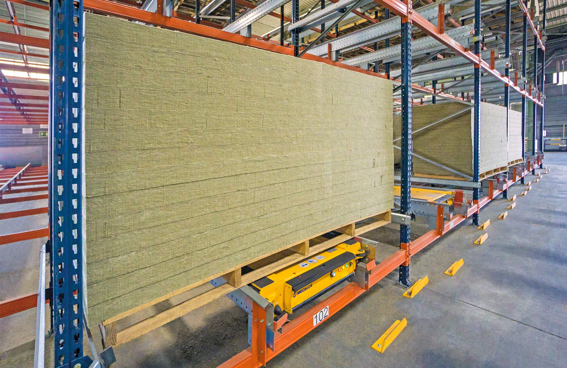 The measurements of Pallet Shuttle racking can be adapted to oversize loads