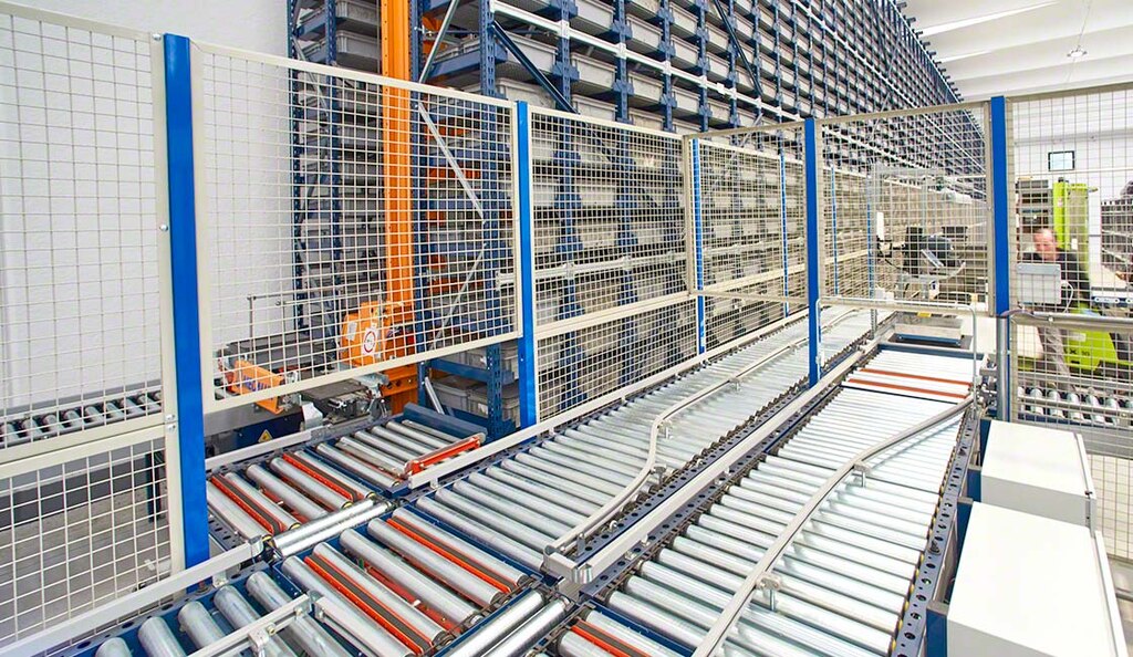 Wire mesh safety partitioning prevents interaction between industrial robots and operators