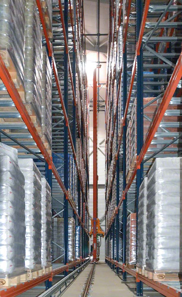 Stacker crane for pallets in Paulic Meunerie's AS/RS