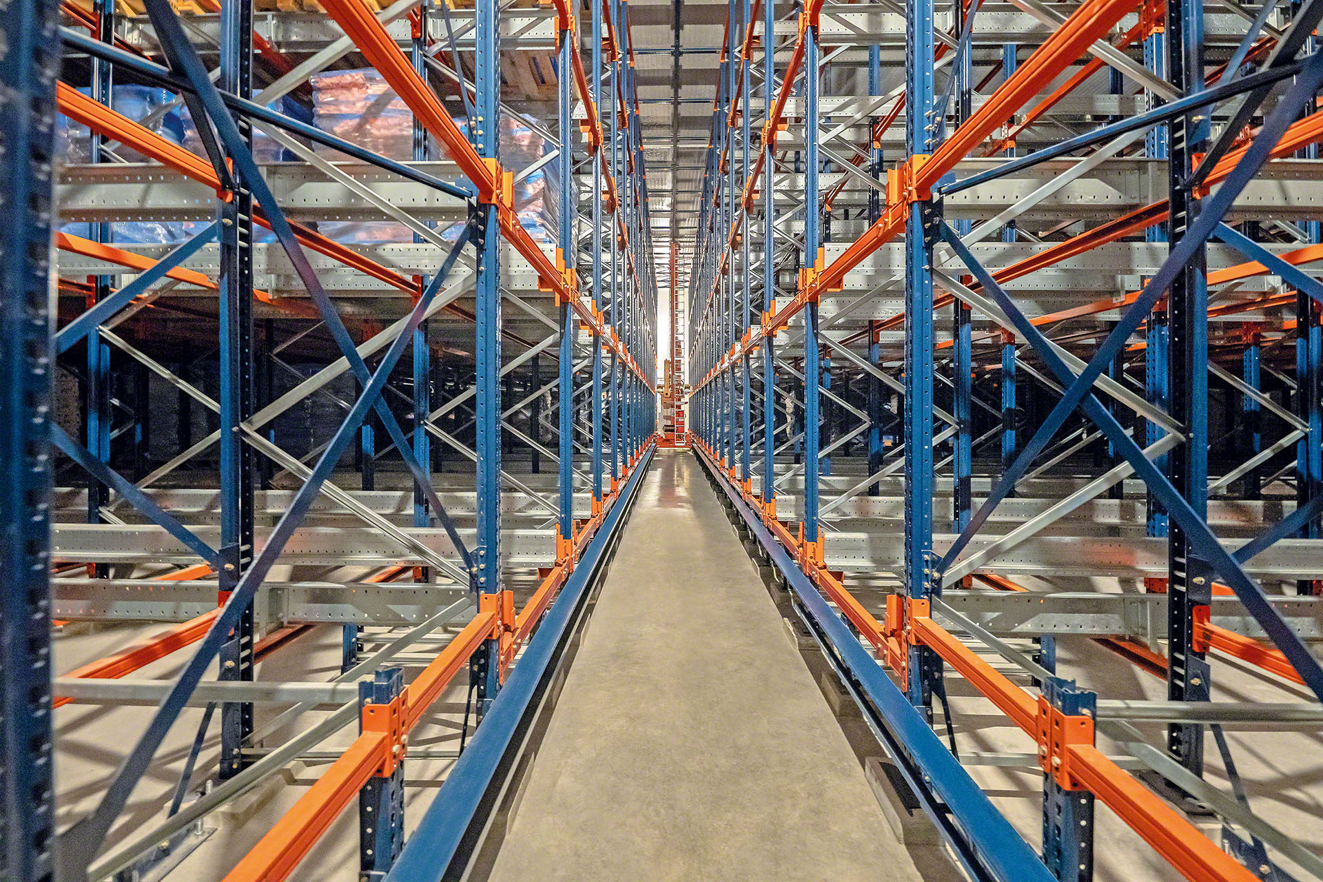 Automatic Pallet Shuttle ensures maximum efficiency in high-density storage systems