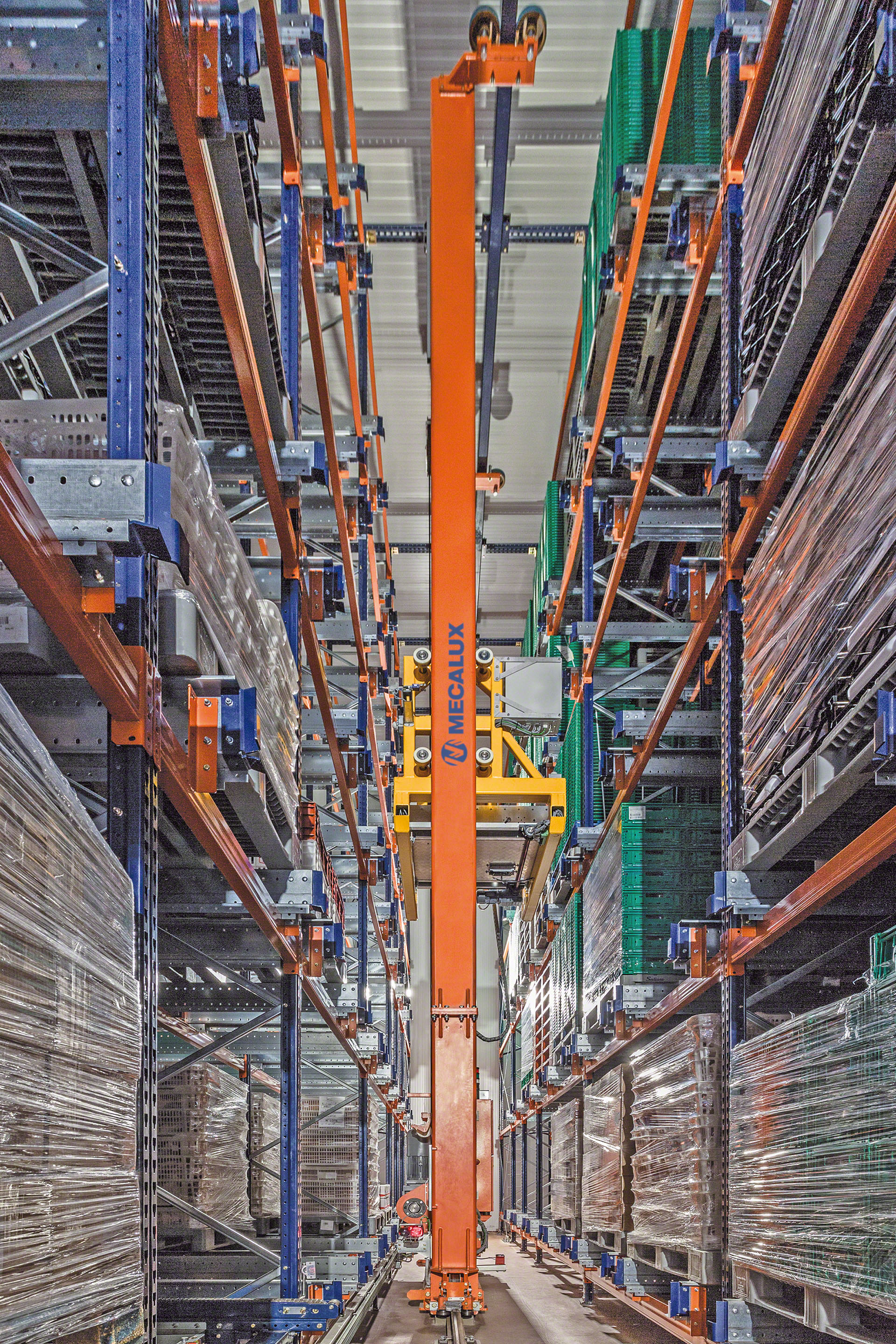 Thanks to the help of a stacker crane, the APS can operate at different heights