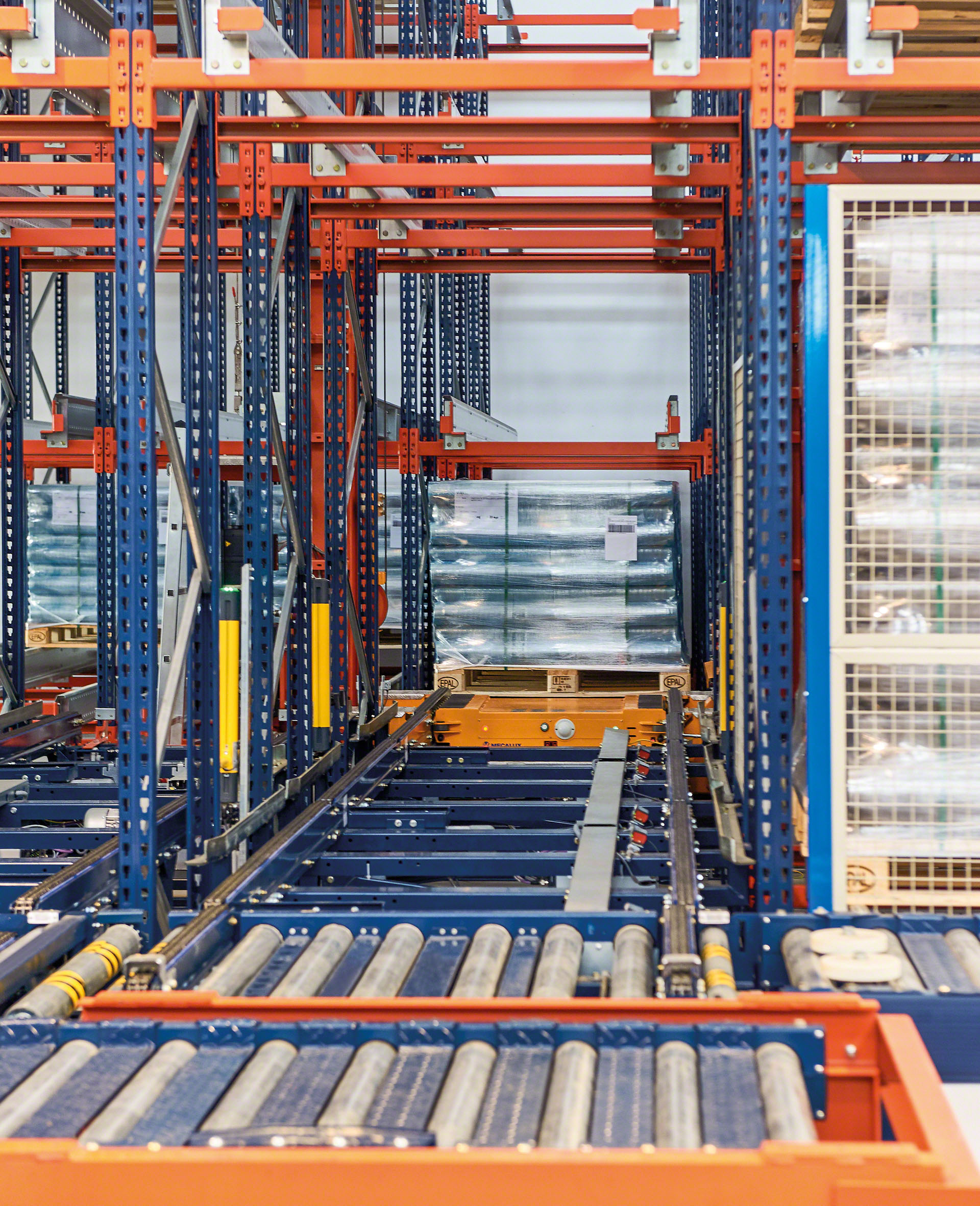 Automatic shuttles have safety components like pallet centralizers or rail stops, among others 