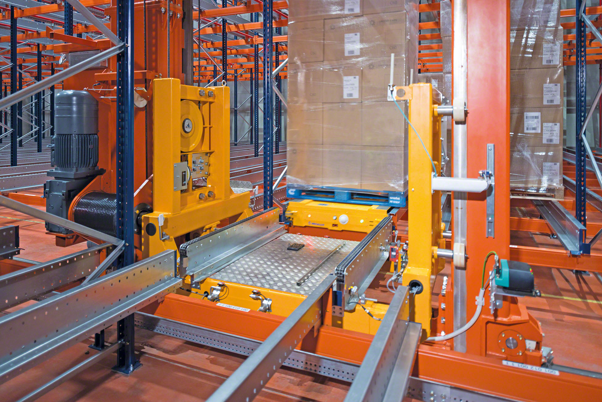 The Mecalux WMS, EASY WMS, manages the tasks of the automatic Pallet Shuttle