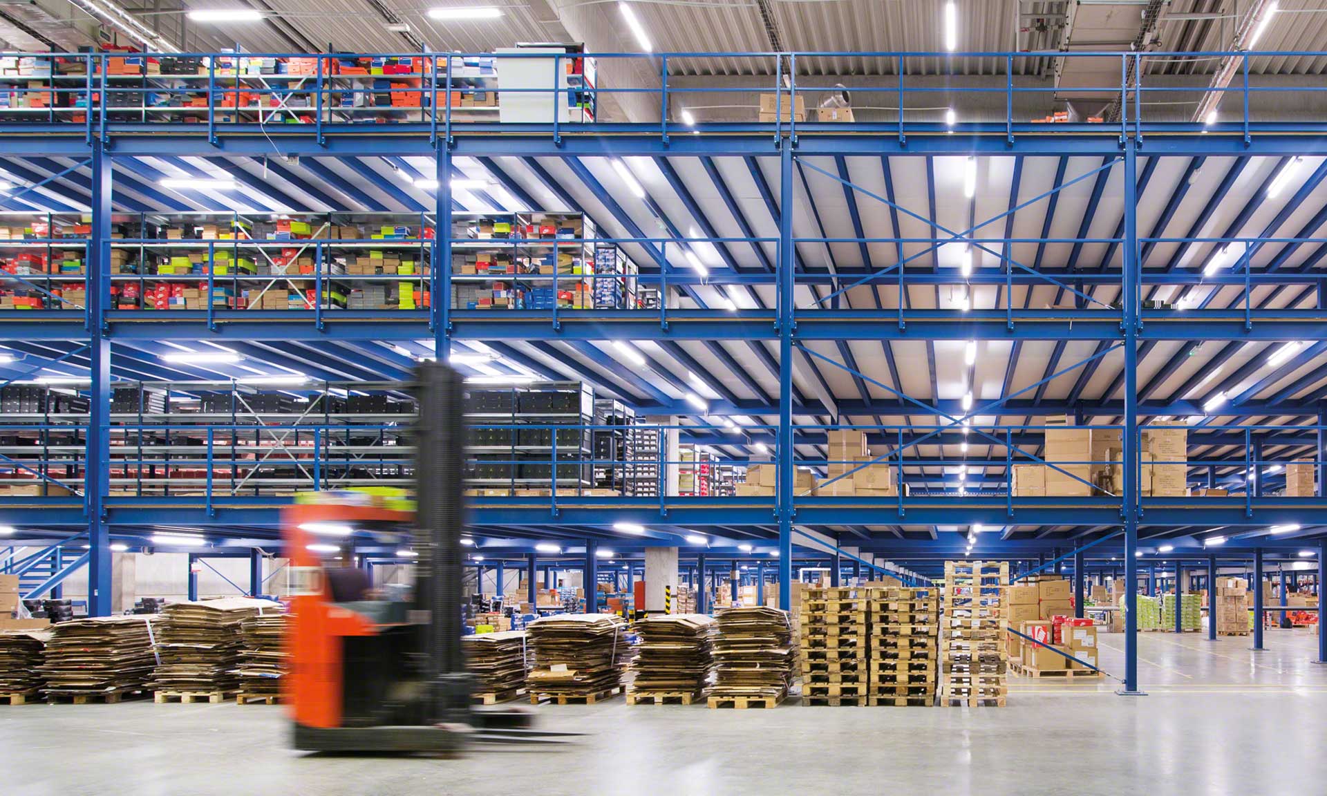 Sportisimo: optimised warehouse with pallet racking and picking shelves Sportisimo: optimised warehouse with pallet racking and picking shelves