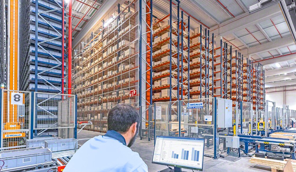 A fully automated warehouse requires warehouse management software to coordinate the facility