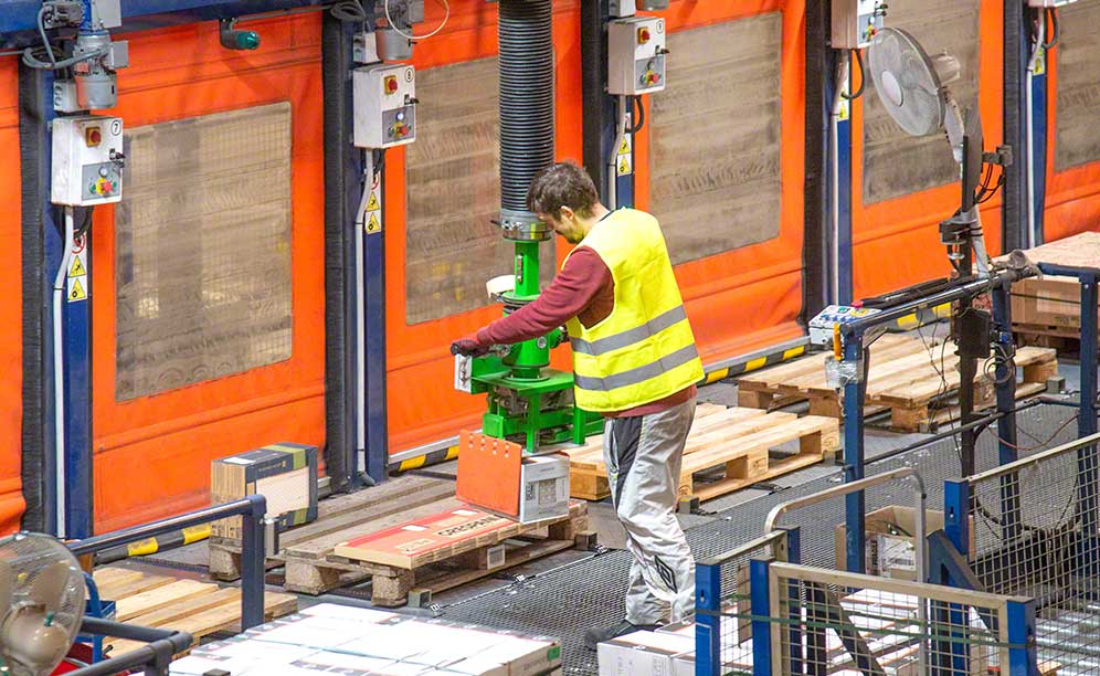 Mecalux's solution for VM Matériaux facilitates order picking Mecalux's solution for VM Matériaux facilitates order picking