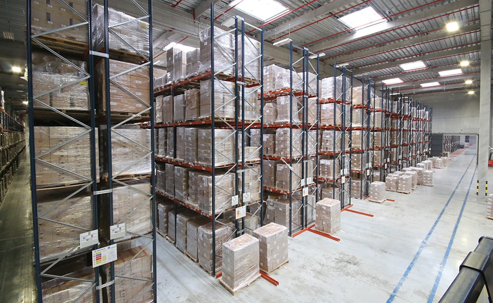 A zoned warehouse with capacity for more than 42,000 pallets and a high performance picking area