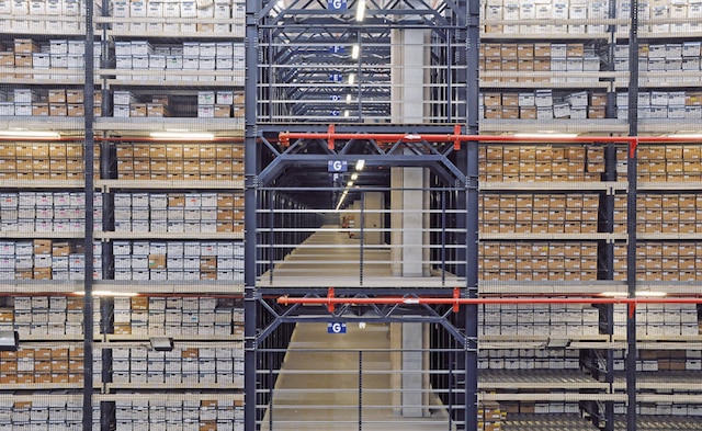 The warehouse divided into four floors is made up of racks with shelves at different levels on which the boxes containing the files are deposited