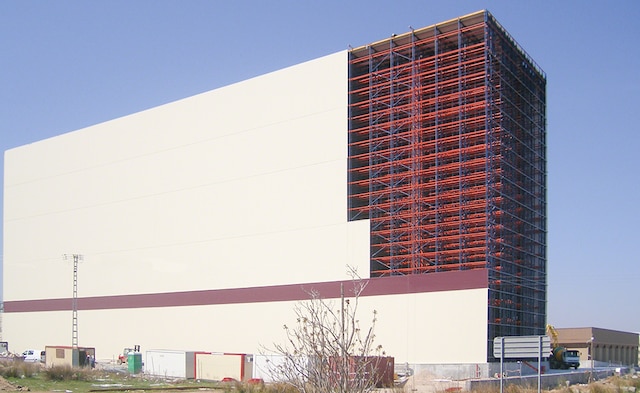 Delaviuda achieves a capacity for 22,000 pallets in 2,209 m2 in a new 42 m high automated warehouse Delaviuda achieves a capacity for 22,000 pallets in 2,209 m2 in a new 42 m high automated warehouse