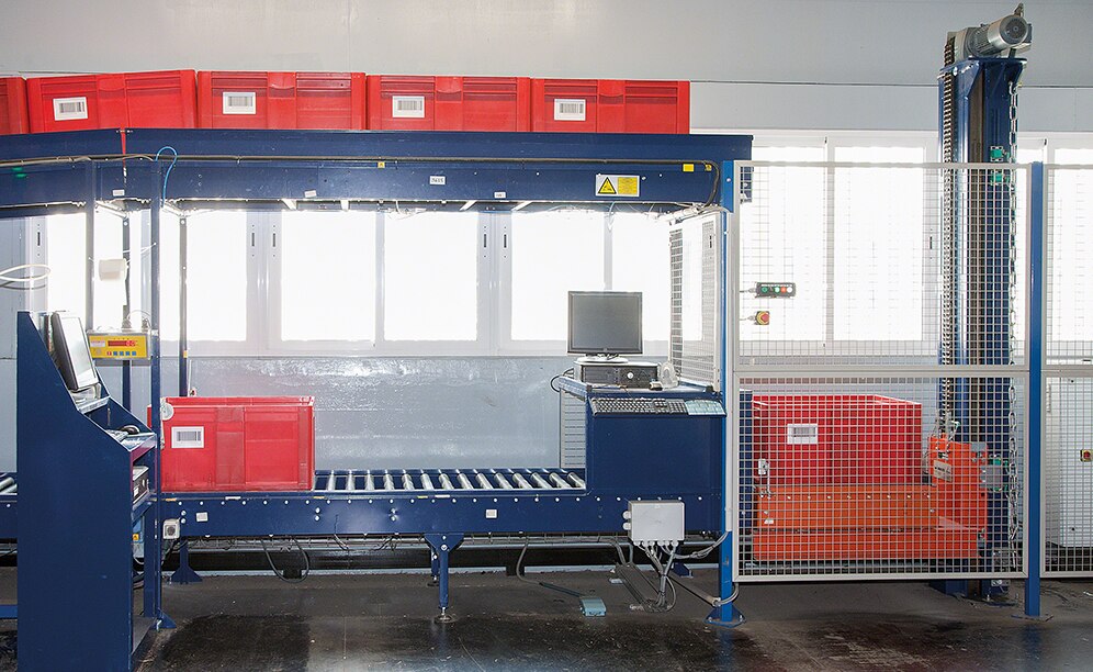 Mecalux supplied an automated miniload warehouse with a two-level conveyor: the lower for picking and the upper for replenishment Mecalux supplied an automated miniload warehouse with a two-level conveyor: the lower for picking and the upper for replenishment